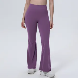 Vue de face détaillée d'un pantalon de yoga évasé violet à taille haute pour le fitness