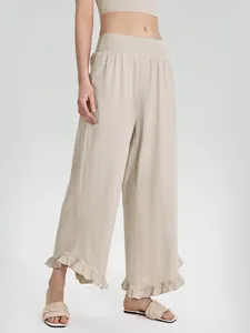 Ademende damesbroek met wijde pijpen en ruisrand in beige, casual stijl