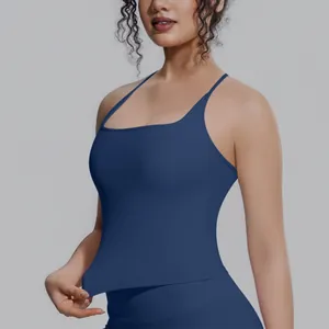 Nahaufnahme eines dunkelblauen eng anliegenden Yoga-Tops aus atmungsaktivem Material