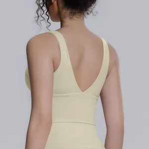 Vista posteriore di un reggiseno sportivo beige con supporto elevato e scollo a V.