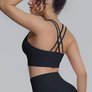 Vista dettagliata di un reggiseno sportivo nero con schiena incrociata in tessuto tecnico