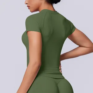 Vista laterale dettagliata della maglietta da yoga senza cuciture verde oliva su modella