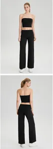 Vistas frontal y trasera del conjunto deportivo negro con pantalones de yoga de pierna ancha