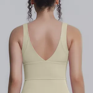 Vista dettagliata del retro di un reggiseno sportivo beige per lo yoga e il fitness