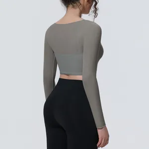 Vista posteriore del top da yoga grigio a maniche lunghe in mesh a doppio strato traspirante