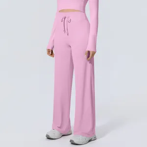 Detaillierte Ansicht einer pinken Yoga-Hose mit weitem Bein und bequemen Kordelzug am Bund.