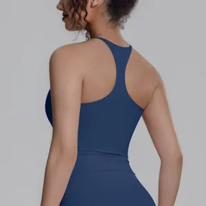 Detailansicht eines dunkelblauen Racerback-Yoga-Tops mit weichem Nylon-Gewebe