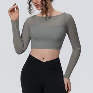 Dettaglio del top da yoga grigio a maniche lunghe in mesh traspirante con design a strati