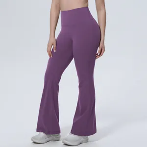 Détail du pantalon de yoga évasé violet à taille haute, montrant la coupe et le tissu.