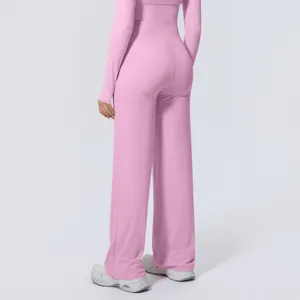 Detaillierte Rückansicht einer rosa hochtaillierten Yoga-Hose mit weitem Bein aus Nylon