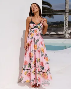 Elegante roze gebloemde maxi-zwemjurk ideaal voor luxe strandvakanties en zwembadfeestjes