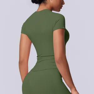 Vista posteriore dettagliata di una maglietta sportiva a compressione verde oliva senza cuciture