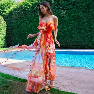 Robe de plage orange à volants avec un arrière-plan de piscine d'été étincelante.