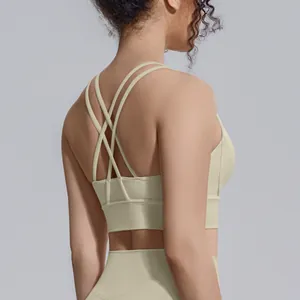 Dettaglio delle eleganti spalline incrociate su questo reggiseno sportivo da yoga crema