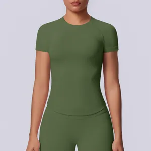 Vista frontale maglietta yoga senza cuciture ad alta elasticità per donna verde oliva