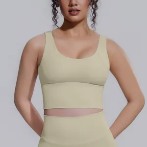 Vista dettagliata del reggiseno sportivo beige ad alto impatto e dei leggings