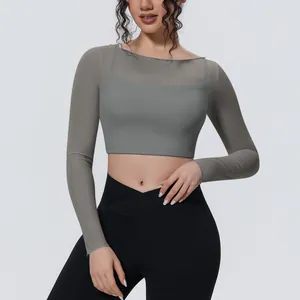 Top corto da yoga grigio a maniche lunghe in mesh con design a due pezzi sovrapposto.
