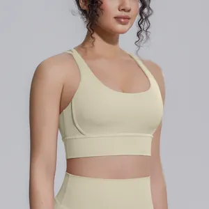 Vista dettagliata di un reggiseno sportivo crema in tessuto traspirante per lo yoga