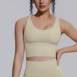 Primo piano di un reggiseno sportivo beige ad alto impatto indossato da una modella