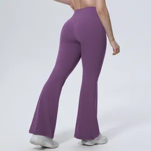 Pantalon de yoga évasé à taille haute avec design galbant en violet foncé.