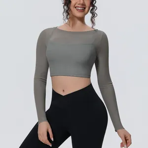 Dettaglio del crop top da yoga a maniche lunghe in mesh grigio per il fitness femminile