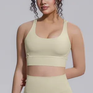 Vista dettagliata di un reggiseno sportivo beige senza cuciture per yoga e fitness.