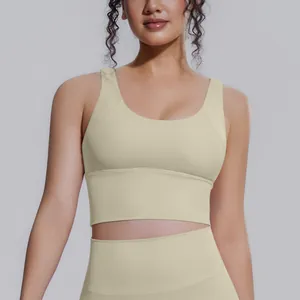 Vista dettagliata di un reggiseno sportivo beige ad alto impatto per lo yoga e fitness