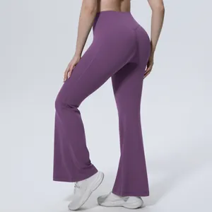 Vue arrière du legging de yoga évasé violet à taille haute avec tissu respirant