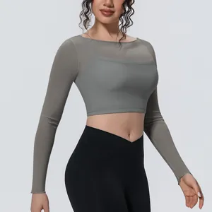 Dettaglio del crop top grigio a maniche lunghe in mesh con design traspirante per lo yoga