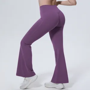 Vue arrière pantalon de yoga évasé violet taille haute avec effet push-up fessier