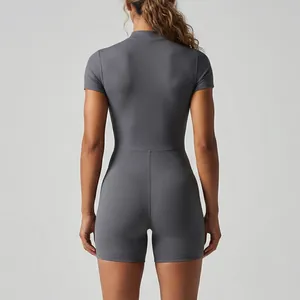 Vista posterior detallada de un body de yoga gris de manga corta con tejido elástico fino