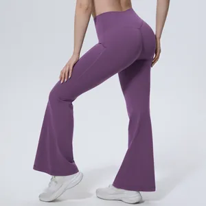 Vue détaillée d'un pantalon de yoga évasé violet à taille haute sur un modèle