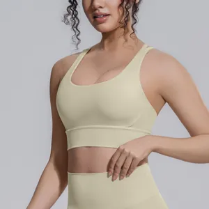 Dettaglio di un reggiseno sportivo e leggings da yoga color beige effetto pelle nuda