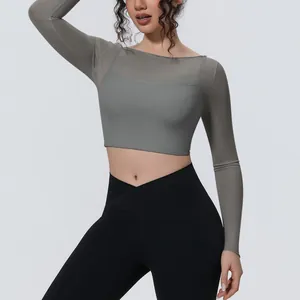 Dettaglio del crop top da yoga a maniche lunghe con rete traspirante e design doppio