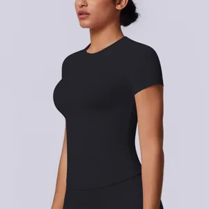 Dettaglio ravvicinato di t-shirt sportiva nera senza cuciture ad alta elasticità per fitness.
