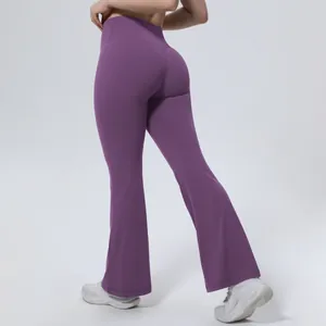 Vue arrière détaillée du pantalon de yoga évasé violet à taille haute et coupe ajustée