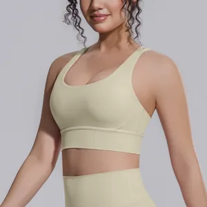 Dettaglio laterale di un reggiseno sportivo color crema in nylon-spandex aderente