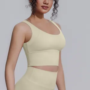Vista dettagliata di un reggiseno sportivo crema ad alta intensità e leggings da yoga coordinati.
