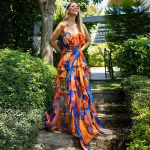 Vue de face d'une robe de plage bustier à volants orange et bleu vif pour les vacances