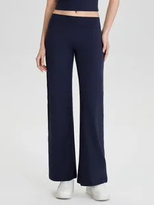 Pantalones de yoga azul marino de cintura alta y pierna ancha para mujer en estudio profesional
