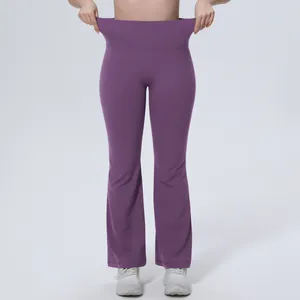 Détail de la taille haute élastique sur le pantalon de yoga évasé violet pour femme.
