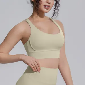 Dettaglio ravvicinato di un reggiseno sportivo beige effetto pelle nuda con fascia larga
