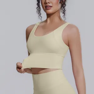 Dettaglio della fascia elastica ad alta elasticità di un reggiseno sportivo giallo.
