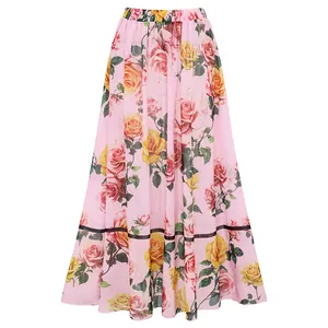 Gedetailleerd overzicht van roze maxi-rok met elegante rozenpatronen en zwarte zoom