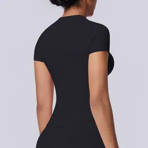 Dettaglio della vista posteriore di una t-shirt da yoga nera senza cuciture elastica