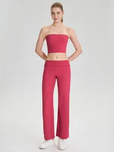 Strapless magenta yoga bandeau top en wijde broek voor fitness