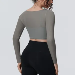 Vista posteriore dettagliata del top da yoga a maniche lunghe in mesh grigio a doppio strato