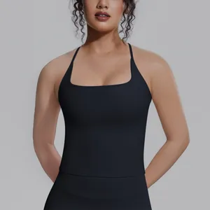 Detailansicht eines schwarzen, atmungsaktiven Yoga-Sporttops mit eckigem Ausschnitt