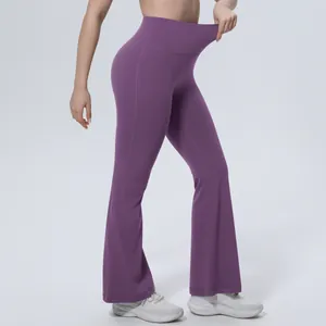 Vue détaillée du pantalon de yoga évasé violet avec taille haute élastique