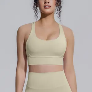 Dettaglio ravvicinato di un reggiseno sportivo color crema in nylon e spandex per lo yoga.